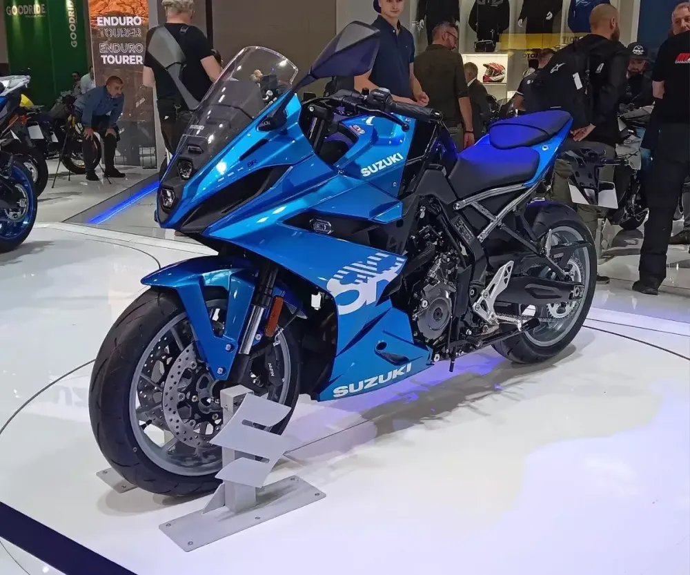 Suzuki bleu salon